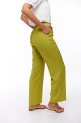Pantalón color verde oliva, de corte recto y tiro alto, con cintura elástica ajustable con cordón.