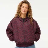 Cortavientos con capucha, cierre frontal con cremallera, puños elásticos y diseño holgado con estampado de leopardo en tonos bordó y negro.
