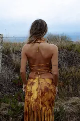 Top de cuero sin mangas con cuello halter y estampa marmolada en tonos tostados y marrones.