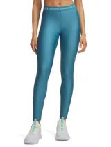 Calza deportiva Under Armour de tiro medio, confeccionada en tejido elástico y transpirable con tecnología HeatGear. Presenta cintura elástica con logo de la marca y diseño ajustado que estiliza la figura.