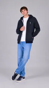 Campera con capucha y cierre frontal, confeccionada en tejido texturizado color azul oscuro. Presenta puños y ruedo en tejido acanalado, bolsillos laterales y un pequeño logo bordado en el pecho.