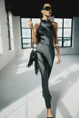Vestido largo satinado color gris oscuro, con cuello halter, hombros descubiertos y cierre en la espalda con cremallera oculta.