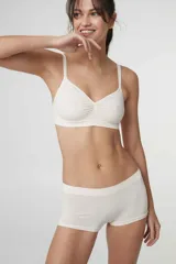 Boxer de tiro medio confeccionado en microfibra sin costuras, diseñado para ofrecer comodidad y un ajuste invisible bajo la ropa.