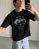 Remera negra de corte regular con estampa frontal inspirada en la serie The Sopranos.