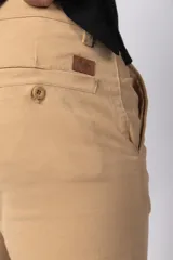Pantalon chino de corte recto confeccionado en gabardina premium, con bolsillos laterales y traseros.