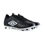 Championes de fútbol Umbro modelo Legend, color negro con logo blanco en el lateral y suela blanca con tapones. Presenta un detalle de bandera italiana pequeña en el costado.