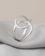 Anillo de plata 925 con diseño de aros entrelazados.