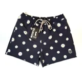 Short de baño negro con estampado de margaritas blancas, cintura elástica con cordón ajustable y logo de la marca en la pierna.