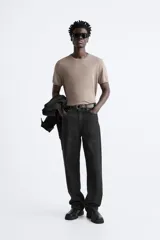 Camiseta negra de punto con cuello redondo, manga corta y corte regular. Tejido de viscosa con acabado en rib.