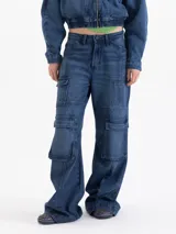 Pantalón de jean estilo cargo con corte holgado y tiro medio. Presenta múltiples bolsillos laterales con solapa, costuras reforzadas y un acabado de lavado azul clásico.
