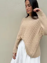 Sweater color beige con cuello redondo y diseño de trenzas en relieve.