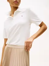 Falda midi color beige con diseño plisado y cintura elástica con logo de Tommy Hilfiger.