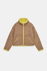 Chaqueta de punto de textura bouclé en color marrón, con cuello subido, manga larga y cierre frontal con cremallera. Presenta detalles de ribetes y acabados en color verde lima a contraste en cuello, cierre, bolsillos y puños.