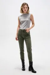 Pantalon jean skinny de talle medio, corte ajustado y diseño clásico de cinco bolsillos.