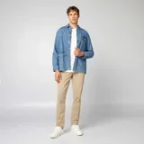 Pantalón chino de corte slim y diseño clásico en color beige, con bolsillos laterales y traseros tipo ojal.