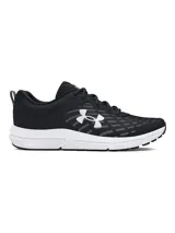 Championes de running Under Armour modelo Charged Assert 10, color negro con detalles en blanco. Presentan parte superior de malla transpirable con revestimientos de cuero, entresuela Charged Cushioning para mayor amortiguación y suela de caucho macizo.