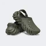 Zuecos Crocs modelo Echo Clog de color negro, con diseño moldeado de estilo urbano y deportivo, aberturas de ventilación y tira ajustable en el talón.