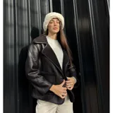 Campera gamulán de cuero sintético negro con cuello de solapa y forro interior de corderito. Cuenta con bolsillos frontales aplicados y detalles de corderito en los bordes y puños.