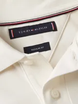 Chomba de manga larga Tommy Hilfiger confeccionada en puro algodón, con cuello clásico, cartera de dos botones y logo de la marca bordado en el pecho.