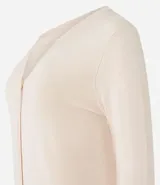 Cardigan de punto fino color gris, con escote en V, cierre frontal con botones y mangas largas. Confeccionado en una mezcla de viscosa y poliamida.