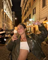 Collar con dije de forma irregular en tonos dorados y plateados, suspendido de un cordón doble de algodón negro.