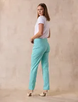 Pantalón celeste en gabardina elastizada marca Zac & Rachel. Pretina ancha con faja interna modeladora. Largo de pierna con costura frontal pespunteada. Trasera con bolsillos ojal simulados.