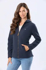 Campera de polar azul con cierre frontal, capucha integrada y bolsillos laterales. Presenta un diseño entallado con logo bordado en el pecho.