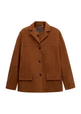 Blazer de gamuza color marrón con cierre frontal de botones, bolsillos con solapa y cuello clásico.