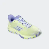 Championes Skechers Viper Court Pro 2.0 de color amarillo claro con detalles en lila y suela estampada multicolor. Diseñados para rendimiento deportivo, con tecnología de malla transpirable, soporte Arch Fit y suela Goodyear.