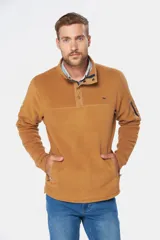 Buzo térmico de polar en color azul marino, con cuello alto y cierre frontal parcial mediante broches. Presenta bolsillos laterales con cierre y un bolsillo adicional con cierre en la manga izquierda.