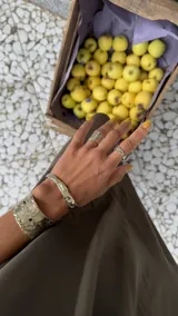 Brazalete rígido de diseño artesanal con textura irregular y acabado metálico, elaborado en bronce macizo.