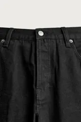 Jeans slim straight fit para hombre, confeccionados en denim de algodón negro sin lavados. Presentan diseño de tiro bajo, pierna recta y cinco bolsillos, con cierre frontal de botonadura.