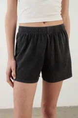 Short color negro con efecto acid wash, tiro medio y cintura elastizada.