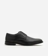 Zapato masculino formal de poliuretano color negro, diseño clásico con cordones y puntera alargada.