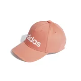 Gorra de béisbol Adidas Daily color salmón con logo blanco bordado en el frente. Fabricada con tejido de algodón suave y transpirable, con cierre ajustable en la nuca.