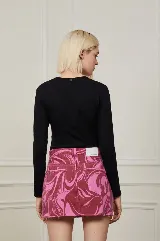 Minifalda de jean color rosa con estampado abstracto en color borgoña.