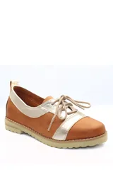 Zapato acordonado de cuero con estampado floral y cordones finos.