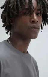 Remera de algodón premium color gris oscuro (concreto), corte extra oversize con hombros caídos y cuello redondo.