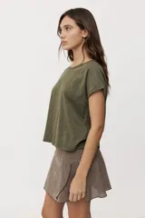 Remera de manga corta color gris topo, con cuello redondo y calce relajado.