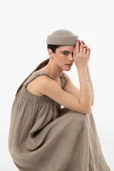 Vestido largo de lino color marrón claro, con escote cuadrado fruncido, silueta amplia y breteles anchos con volados.