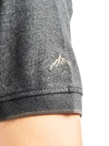 Chomba manga corta color borgoña con cuello clásico y borde azul marino.