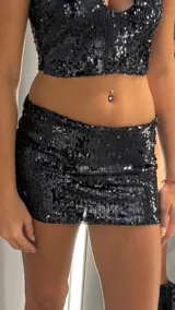Minifalda negra de tiro bajo, cubierta completamente de lentejuelas.