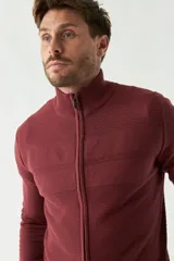 Campera tejida azul marino con cierre frontal, cuello alto y mangas largas.