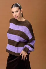 Sweater de punto grueso con diseño de rayas horizontales en color marrón chocolate y lila. Presenta cuello redondo, mangas largas con puños ajustados y un calce holgado.