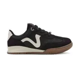 Championes deportivos Via Marte modelo Aubrey, color negro con detalles en blanco y suela de goma marrón.