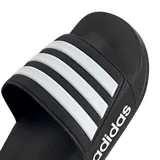 Sandalias Adidas Adilette Shower Velcro de color negro con tres bandas blancas en la tira superior ajustable y la inscripción "adidas" en el lateral.