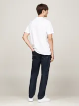 Remera blanca de algodón con cuello redondo y logo de Tommy Hilfiger bordado en el pecho.