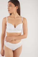 Soutien blanco de microfibra sin costuras, con puntilla en el escote, aro para mayor sujeción, breteles regulables y broche doble con tres medidas en la espalda.