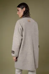 Tapado de corte recto con estampado de pata de gallo en tonos azul y gris. Presenta cuello camisero y detalles en los puños en color negro, cierre frontal con botones y bolsillos laterales.