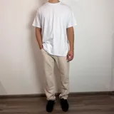 Pantalon de gabardina en color beige, con corte recto y diseño clásico de cinco bolsillos.